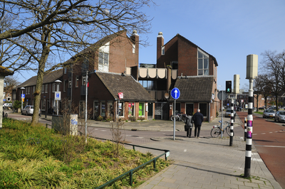900174 Gezicht op de hoek van de P.A. de Genestetstraat (links) en de J.J.A. Goeverneurstraat (rechts) te Utrecht.
